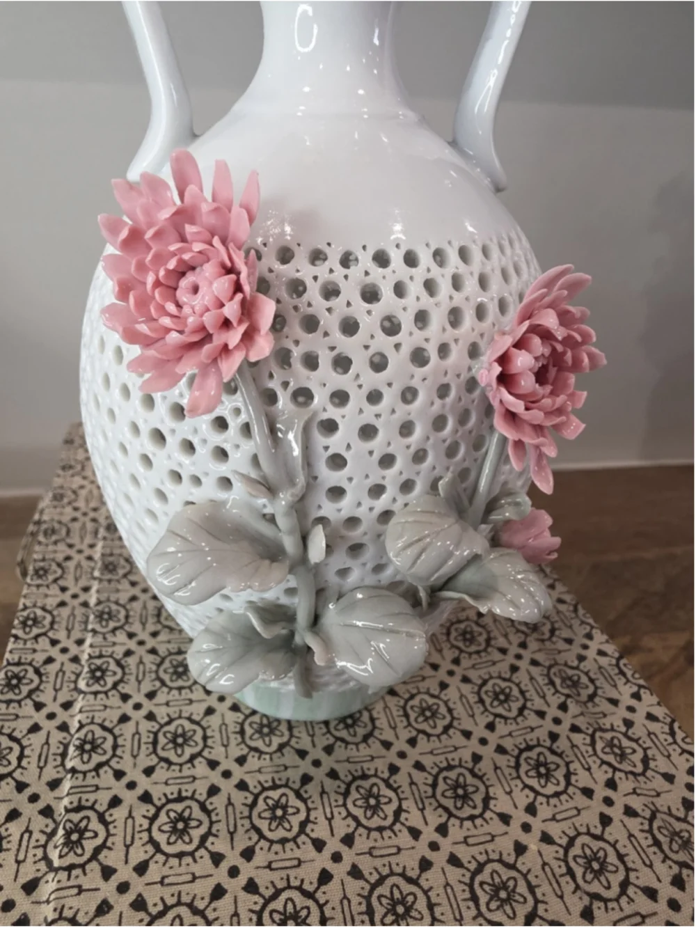 VTG Reticulated Porcelain Double Handle Floral Vase Pink Flowers Boxed 7